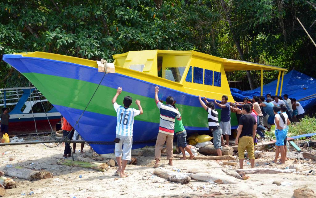 With pucjing and pulling the boat starts to move