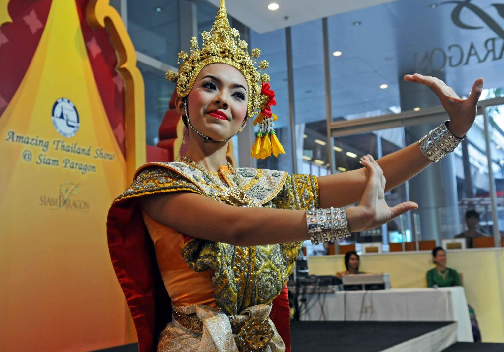 Dancer in Bangkok (Siam Paragon department store)
