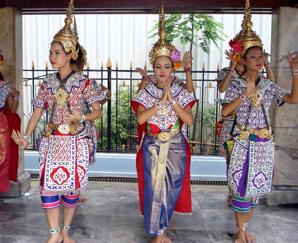 Dancers at Erewan shrine, Bangkok