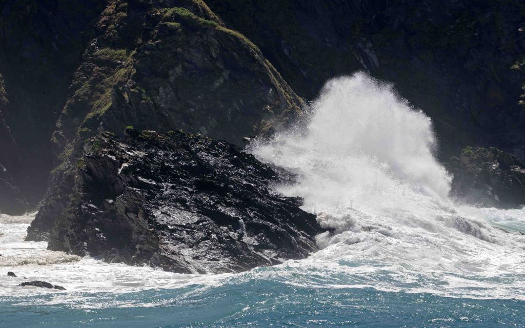  Waves on Esterio beach